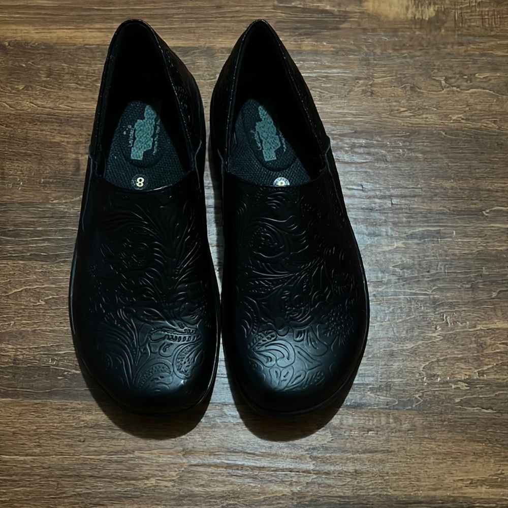 Landau scrub clogs size 8